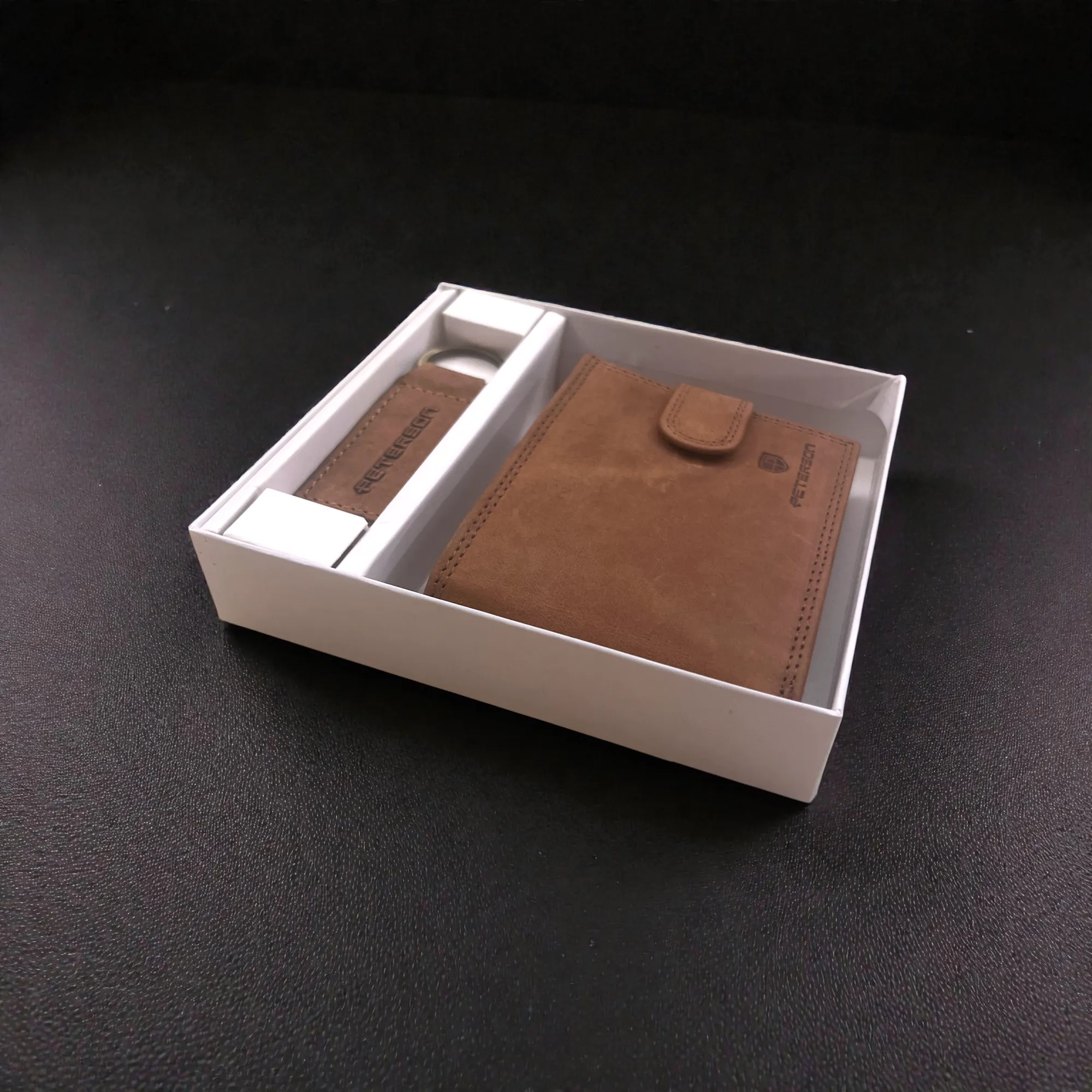 Peterson Kis Csatos Gravírozott Pénztárca - Gallery